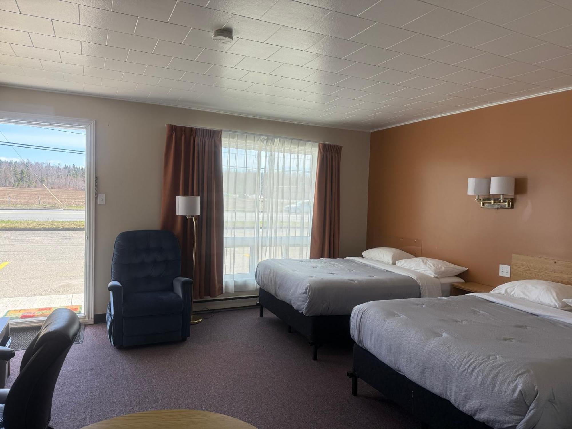 Le Campagnard Hotel Matane Bagian luar foto
